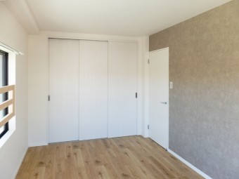 吹き抜け天井に木の梁で作ったオリジナル照明